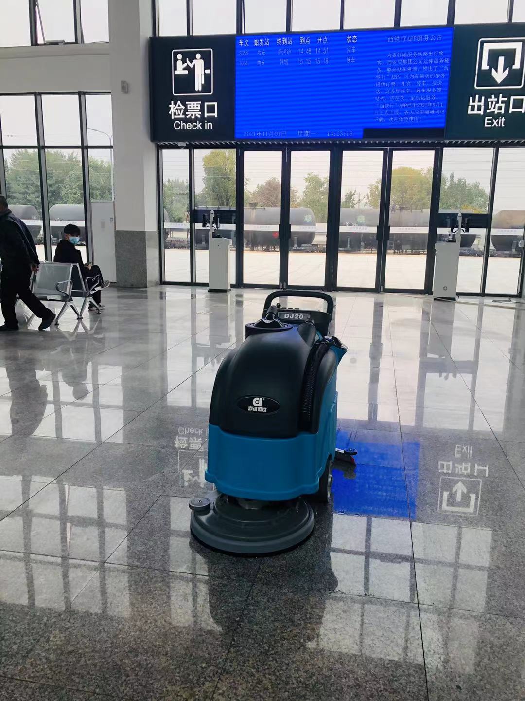 DJ20 陜西省西安市閻良火車(chē)站 瓷磚地面清洗 2.jpg