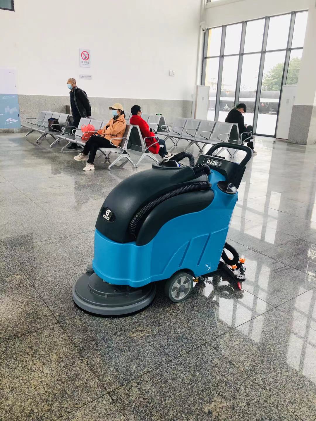 DJ20 陜西省西安市閻良火車(chē)站 瓷磚地面清洗 2.jpg